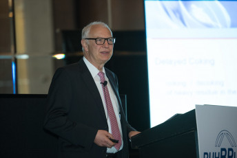 Dr. Wolfgang Paul RuhrPumpen giving Keynote at RefComm Mumbai